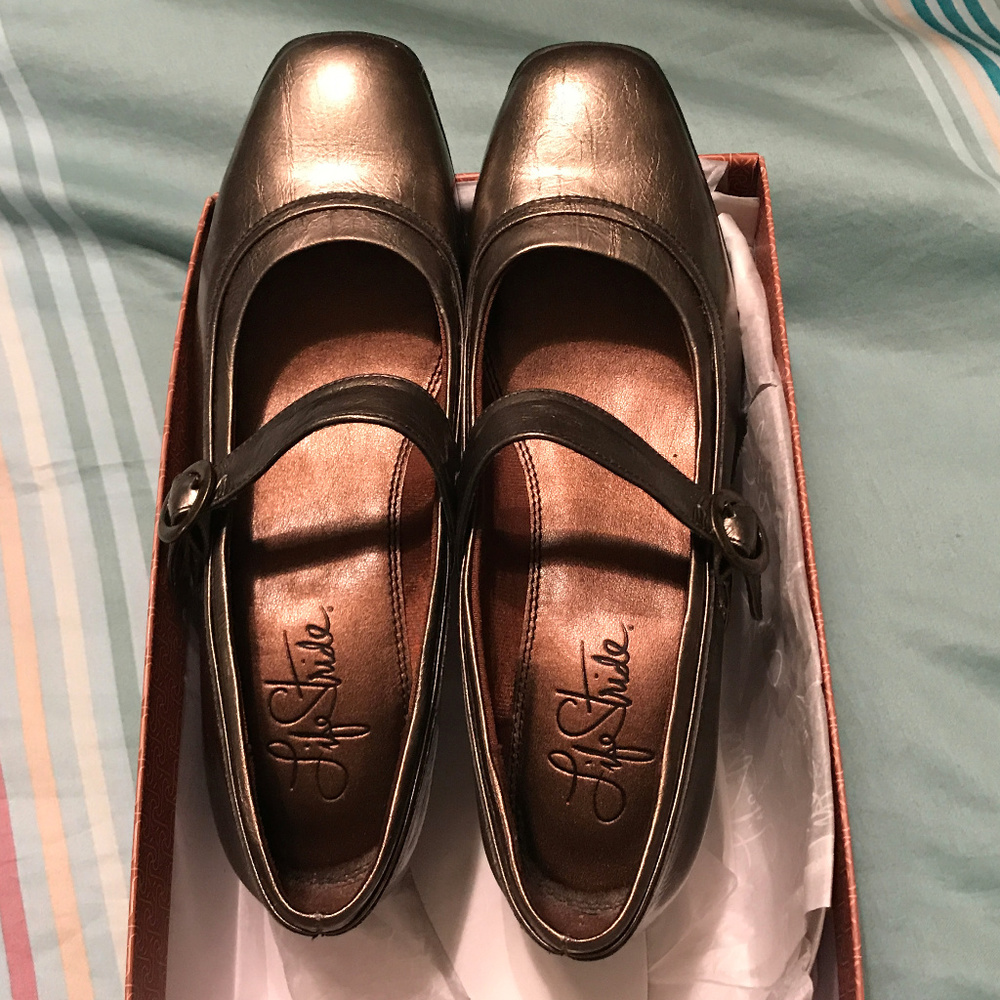 Size 8-1/2 pewter pumps low heels